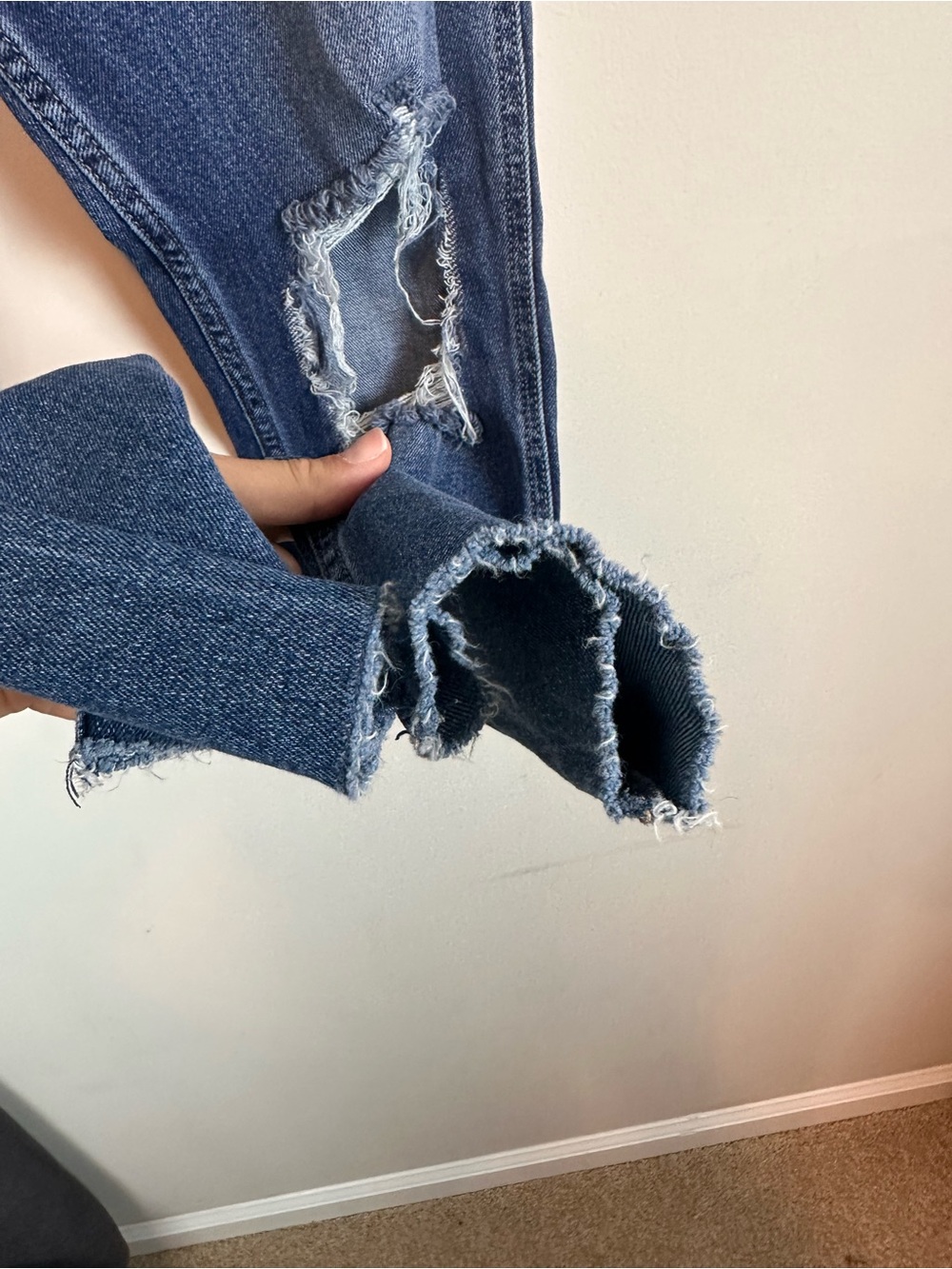 Hollister Curvy High Rise Mom Jeans Ripped Medium Wash Size W26 L29 - Picture 4 of 10